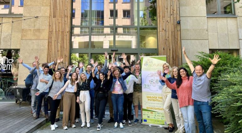 Fotografia de grupo em Bruxelas no âmbito da reunião final do projeto BioRural